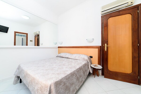 2 habitaciones y tabla de planchar con plancha