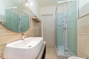 Shower, hair dryer, bidet, towels