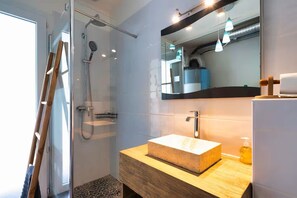 シャワー、ヘアドライヤー、トイレットペーパー