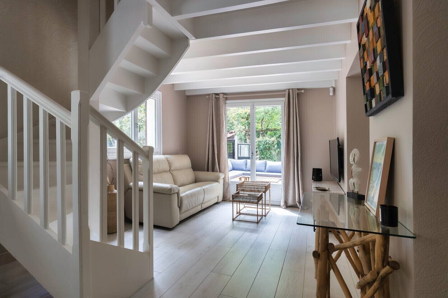 Smart-TV, Kamin, Tischtennisplatte, Bücher