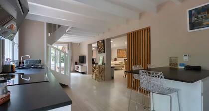 Villa haut de gamme, jacuzzi privé, lac & océan-Domaine privé Marina de Talaris