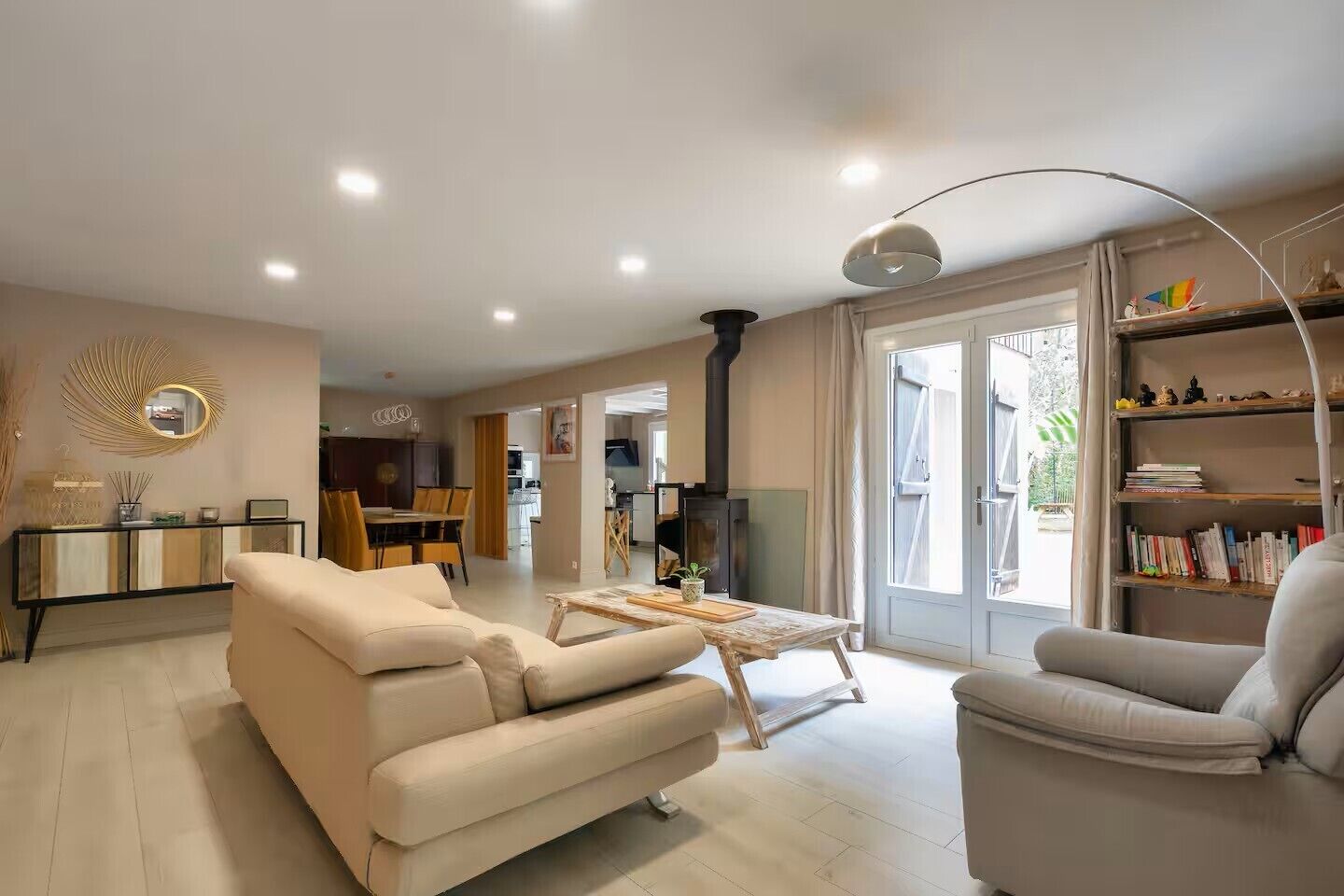 TV connectée, cheminée, table de tennis de table, livres