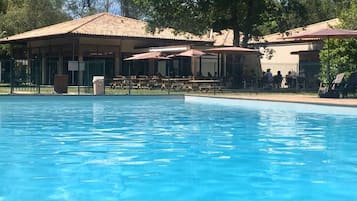 Utomhuspool och uppvärmd pool