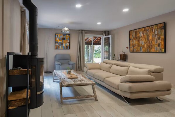 Smart TV, chimenea, tenis de mesa y libros 