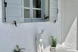 Unclassified image, 3 of 11, button - Maralex (Santorini)