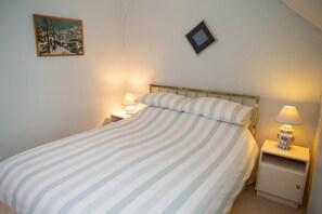 4 bedrooms, desk, iron/ironing board, travel crib - Morfan, Tresaith - Four Bedroom Cottage, Sleeps 8 (Tresaith)