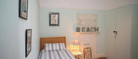 4 habitaciones, escritorio y tabla de planchar con plancha