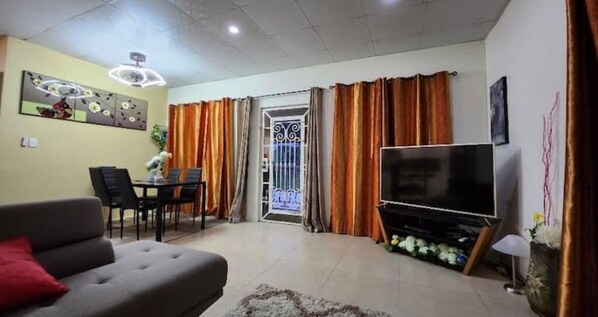 TV connectée, baby-foot, chaîne hi-fi