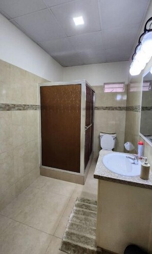 Toallas, jabón y papel higiénico