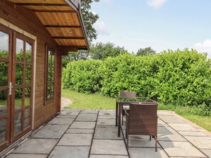Outdoor dining - Oak Tree Lodge (York)