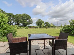 Outdoor dining - Oak Tree Lodge (York)