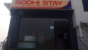 Ein Gebäude mit einem Schild für 'BODHI STAY' am Eingang.