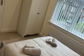 2 bedrooms, iron/ironing board, free WiFi, bed sheets - Cozy Sale Apartment Retreat (Sale)