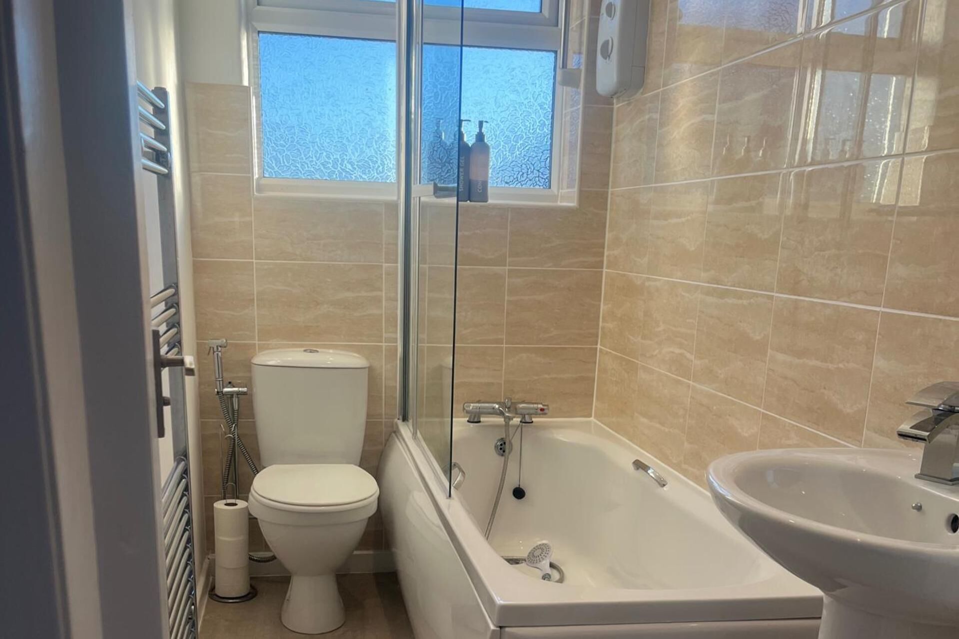 淋浴設備、吹風機、毛巾