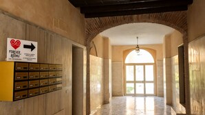 Un couloir avec une enseigne indiquant « Forever Rooms » et un panneau répertoriant les différentes chambres.