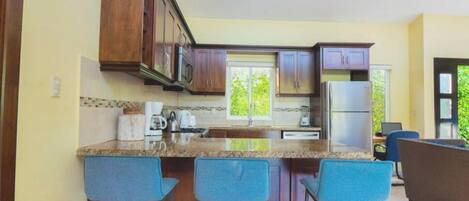 ثلاجة، ميكروويف، فرن، موقد طهي مسطح