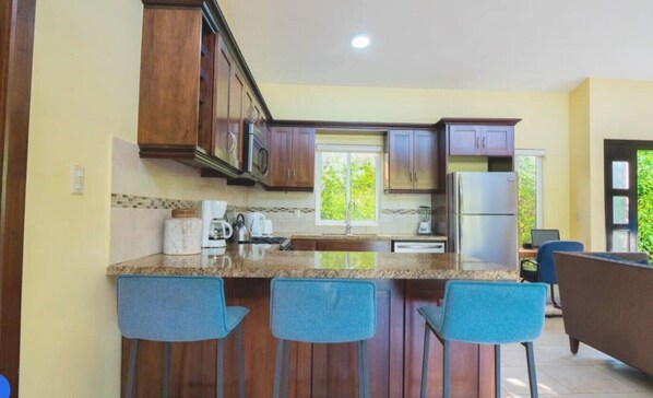 Frigorífico, microondas, horno y placa de cocina