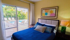 3 dormitorios, escritorio, tabla de planchar con plancha y cuna de viaje