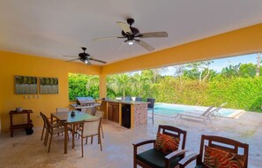 تناول الطعام بالخارج