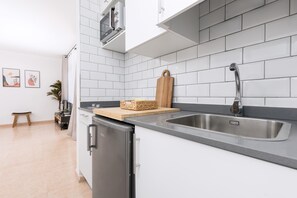 Mikrovågsugn, spishäll, kaffe- och tebryggare och brödrost