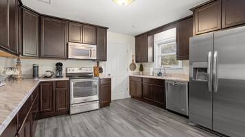 Frigorifero, microonde, forno, piano cottura