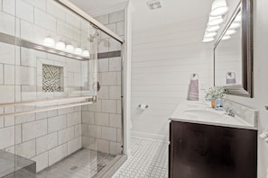 Douche, sèche-cheveux, serviettes fournies, savon