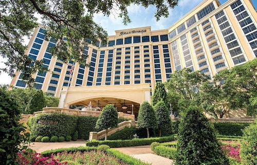 NEW! Private Pool &Hot Tub! Mins to Beach & Close to Biloxi! Poolside Bungalow!