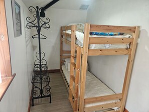 2 dormitorios, decoración individual, mobiliario individual