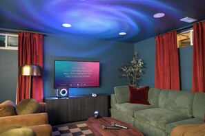 Smart TV, chimenea, oficina