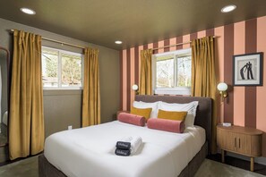 5 Schlafzimmer, Schreibtisch, Bügeleisen/Bügelbrett, Reisekinderbett