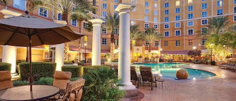 Piscine couverte, piscine extérieure