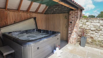 Cottage | Outdoor spa tub