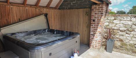 Cottage | Outdoor spa tub