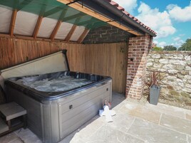 Cottage | Outdoor spa tub