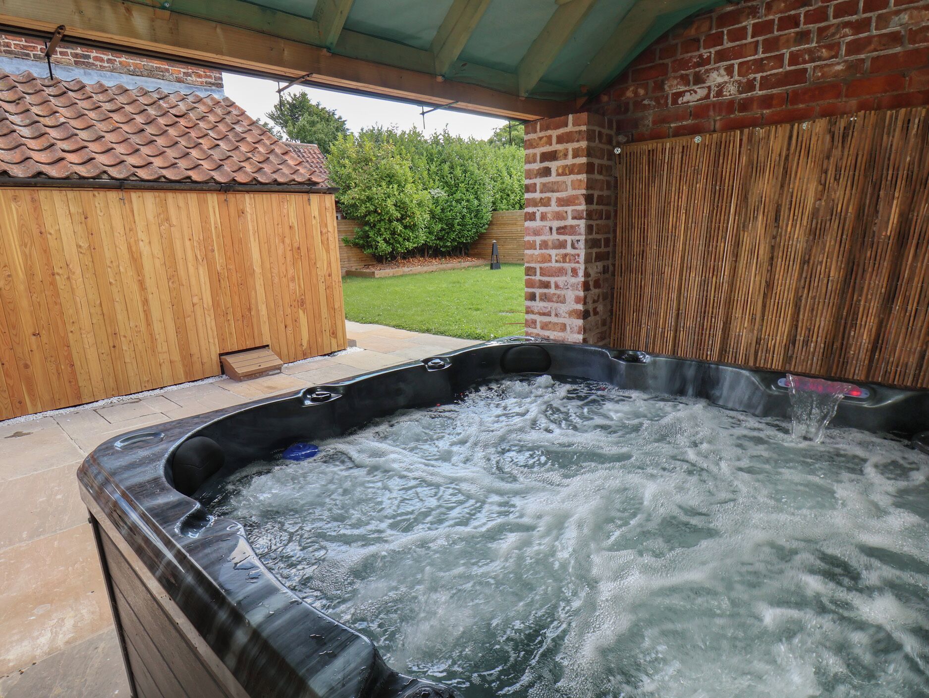 Cottage | Outdoor spa tub