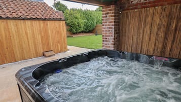 Cottage | Outdoor spa tub