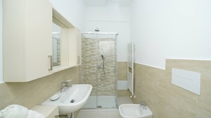 Dusche, Haartrockner, Bidet, Handtücher