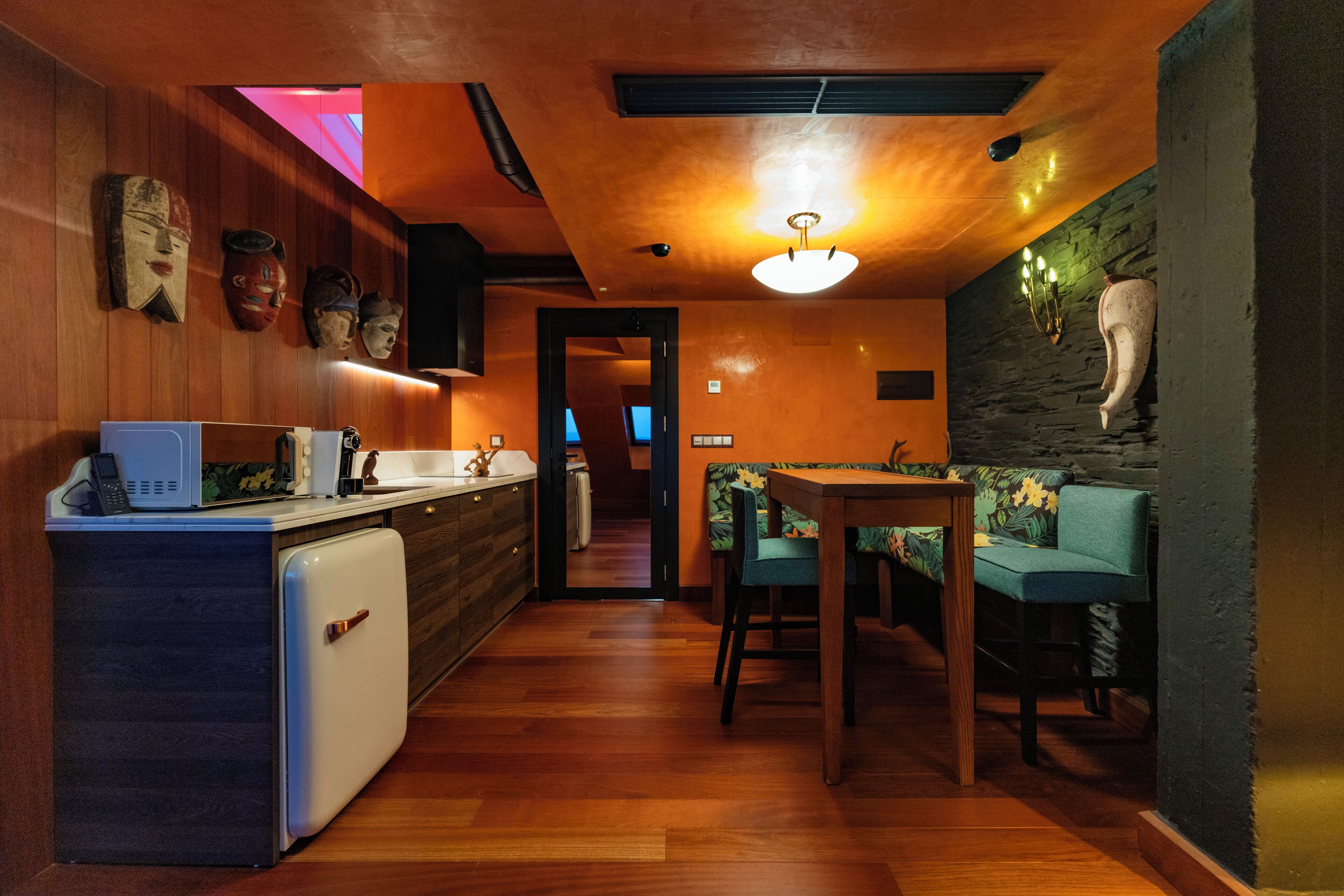 Suite Confort, vistas a la ciudad | Cocina privada | Frigorífico pequeño, microondas, placa de cocina y utensilios de cocina