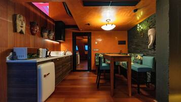 Suite Confort, vistas a la ciudad | Cocina privada | Frigorífico pequeño, microondas, placa de cocina y utensilios de cocina