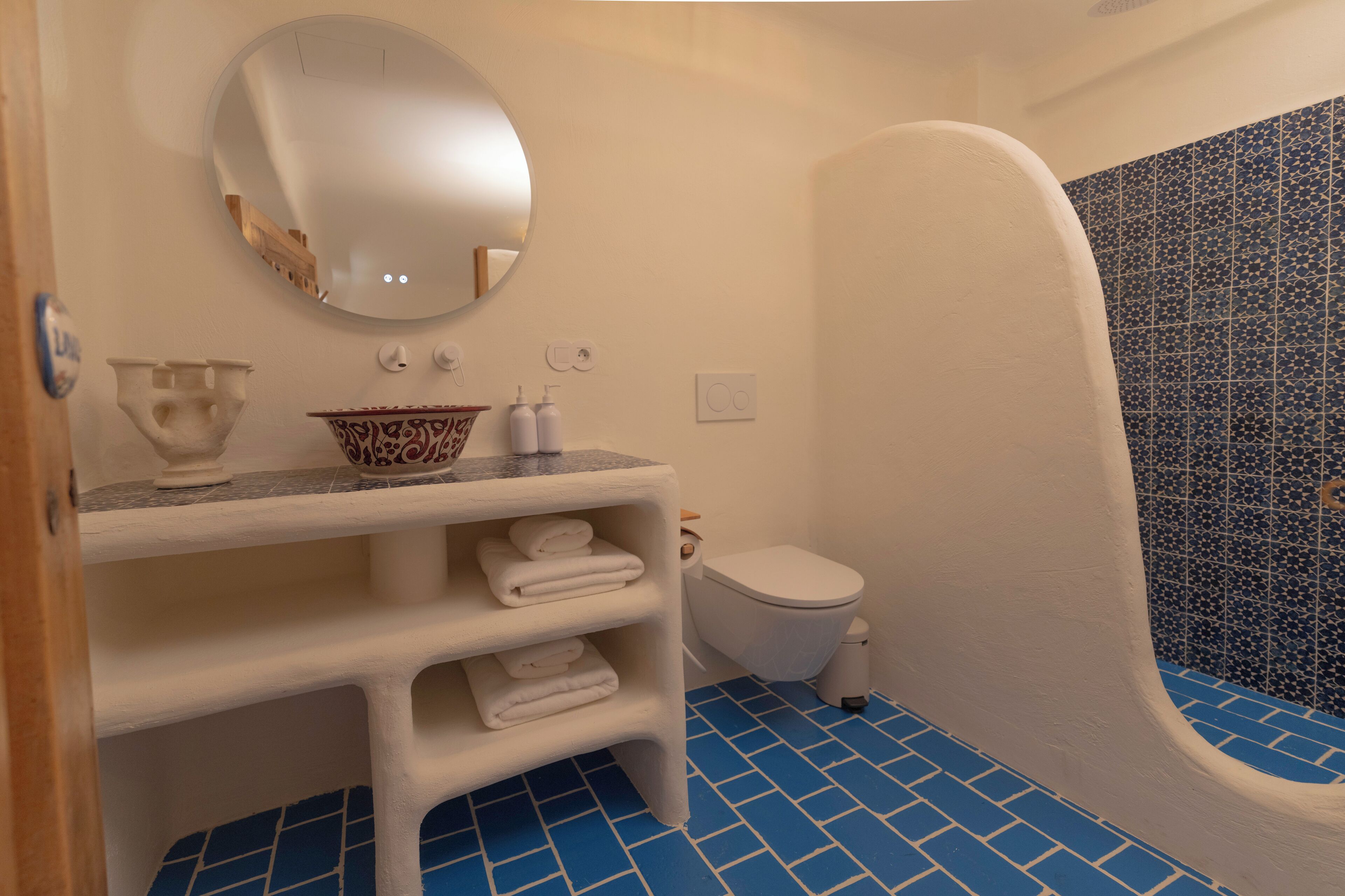 Suite superior, vistas al jardín | Baño | Bañera y ducha independientes, secador de pelo, zapatillas y toallas