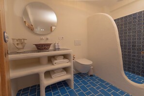 Superior Suite, Garden View | Bathroom | Separate bathtub and shower, hair dryer, slippers, towels - Glam Taoo Hotel Boutique (Lugo)