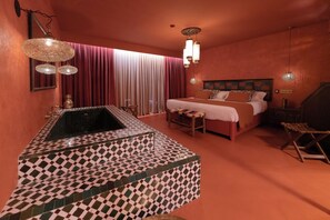 Superior suite, uitzicht op tuin | Een kluis op de kamer, een laptopwerkplek, verduisterende gordijnen