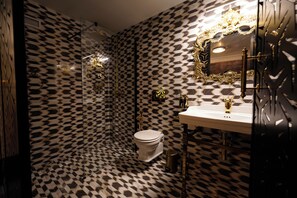 Deluxe Suite, Balcony, Garden View | Bathroom | Separate tub and shower, hair dryer, slippers, towels - Glam Taoo Hotel Boutique (Lugo)