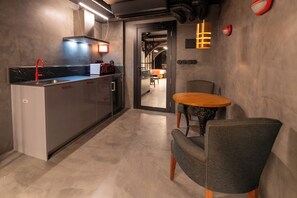 Suite – deluxe, balkong, hageutsikt | Eget kjøkken | Minikjøleskap, mikrobølgeovn, kokeplater og kjøkkenutstyr