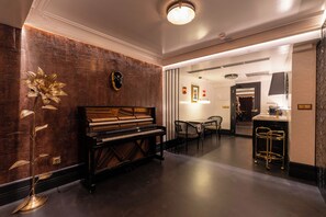 Deluxe Suite, Balcony, Garden View | Living area