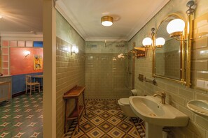 高級套房, 花園景 | 浴室 | 獨立浴缸及淋浴設備、風筒、拖鞋、提供毛巾