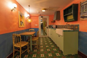 Superior Suite, Garden View | Private kitchen | Mini-fridge, microwave, stovetop, cookware/dishes/utensils - Glam Taoo Hotel Boutique (Lugo)