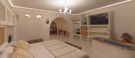 Suite supérieure, vue sur le jardin | Coffre-fort, espace de travail pour ordinateurs portables