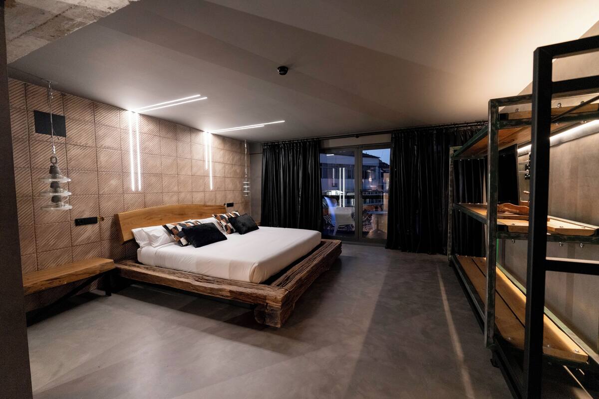 Superior Suite, Garden View | In-room safe, laptop workspace, blackout drapes, soundproofing