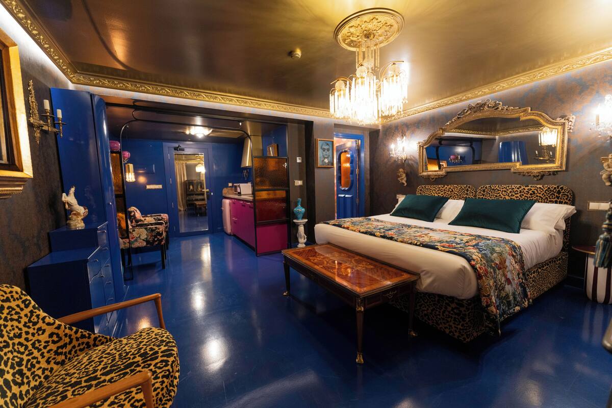 Standard Suite | In-room safe, laptop workspace, blackout drapes, soundproofing